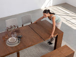Table à manger extensible Transformer en noyer américain – démonstration du mécanisme, vue de dessus, mise en situation – Meubles TOCO