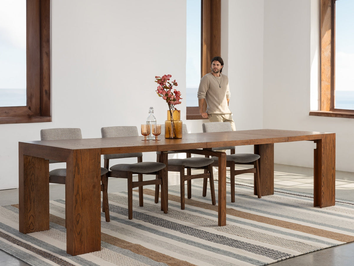 Chaise Transformer en noyer américain – avec 5 rallonge(s), ensemble table et chaises, mise en situation – Meubles TOCO