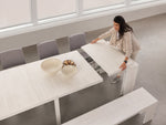 Table à manger extensible Transformer en bouleau canadien – démonstration du mécanisme, vue de dessus, mise en situation – Meubles TOCO