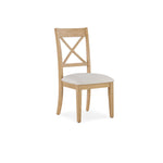 Chaise Gather chêne belge et tissu crème, vue de face en angle sur fond blanc