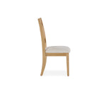 Chaise Gather chêne belge et tissu crème, vue de côté sur fond blanc