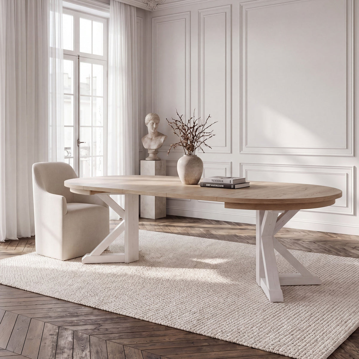 Table ronde Gather chêne belge, base patina blanche dans une salle à manger