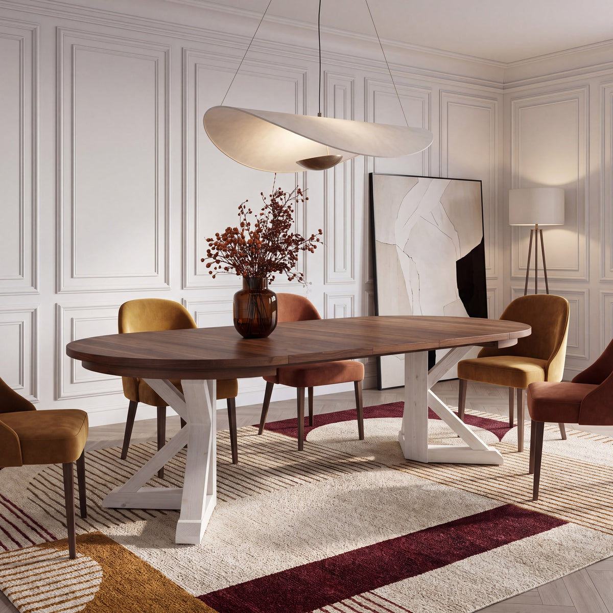 Table ronde Gather châtaignier français, base patina blanche dans une salle à manger