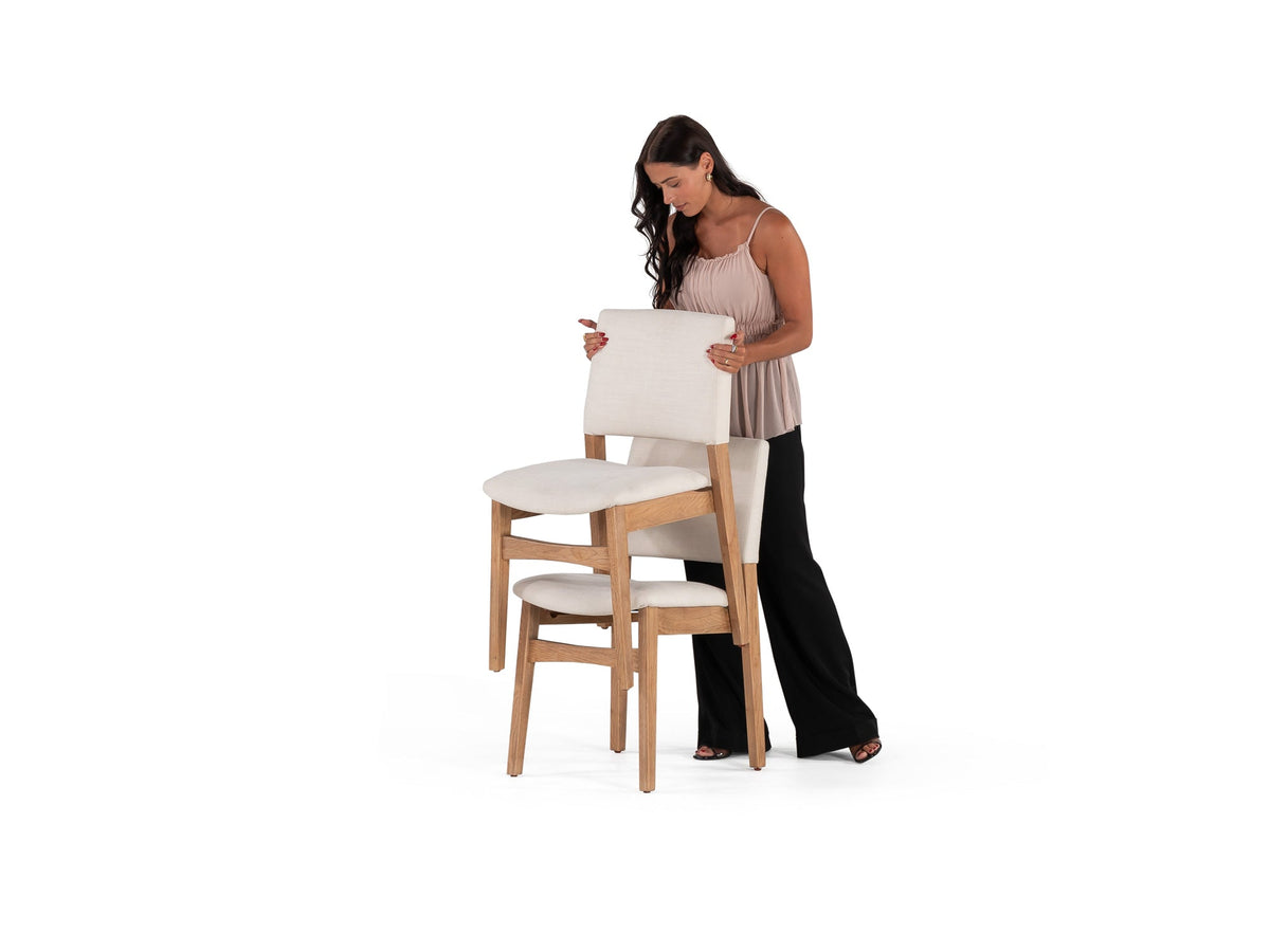 Chaise Transformer en chêne scandinave – démonstration du mécanisme, sur fond blanc, mise en situation – Meubles TOCO