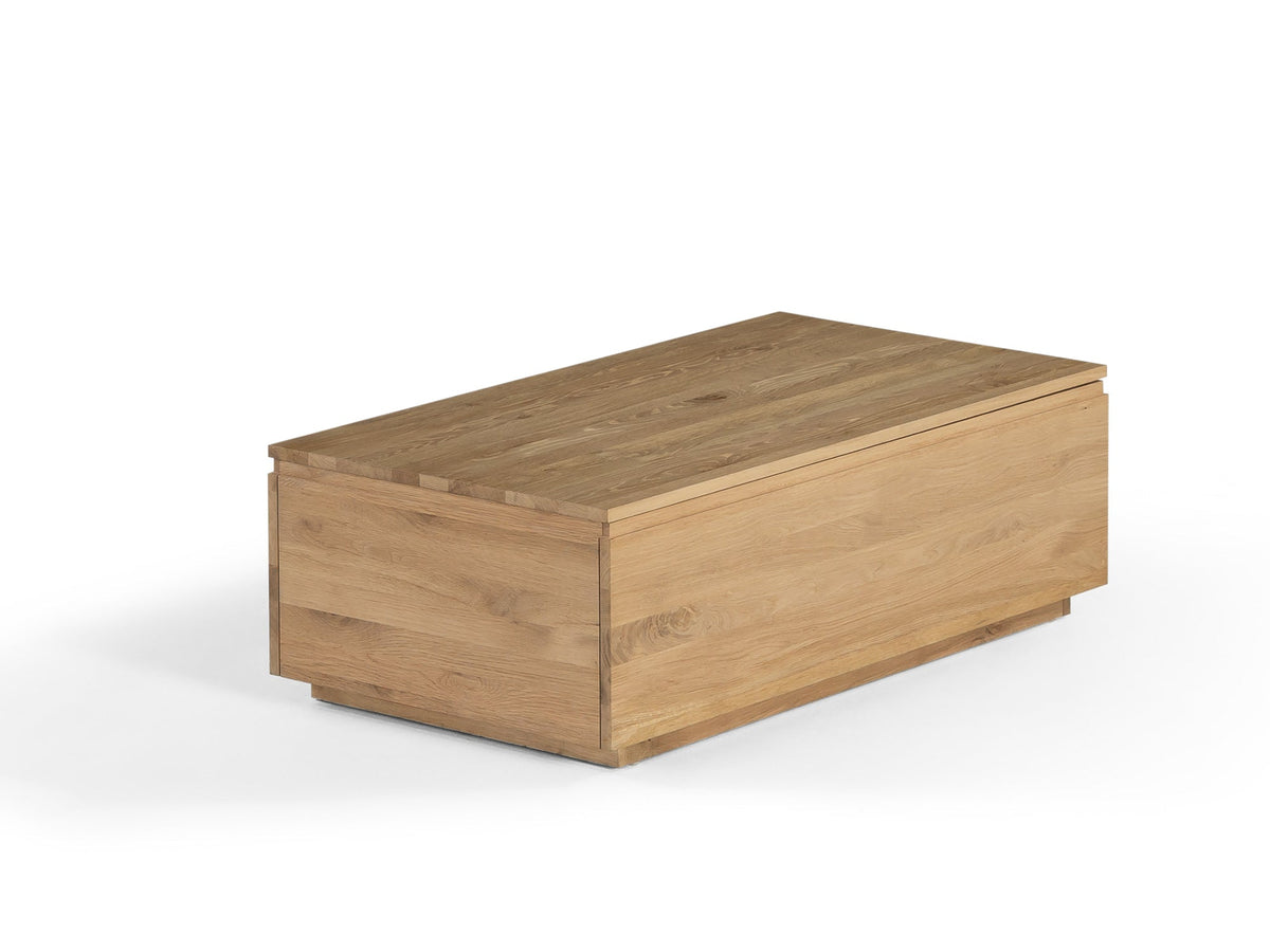 Table basse relevable Transformer en chêne scandinave – fermée, format compact, sur fond blanc – Meubles TOCO
