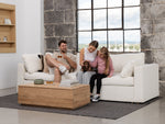 Table basse relevable Transformer en chêne scandinave – fermée, format compact, mise en situation – Meubles TOCO