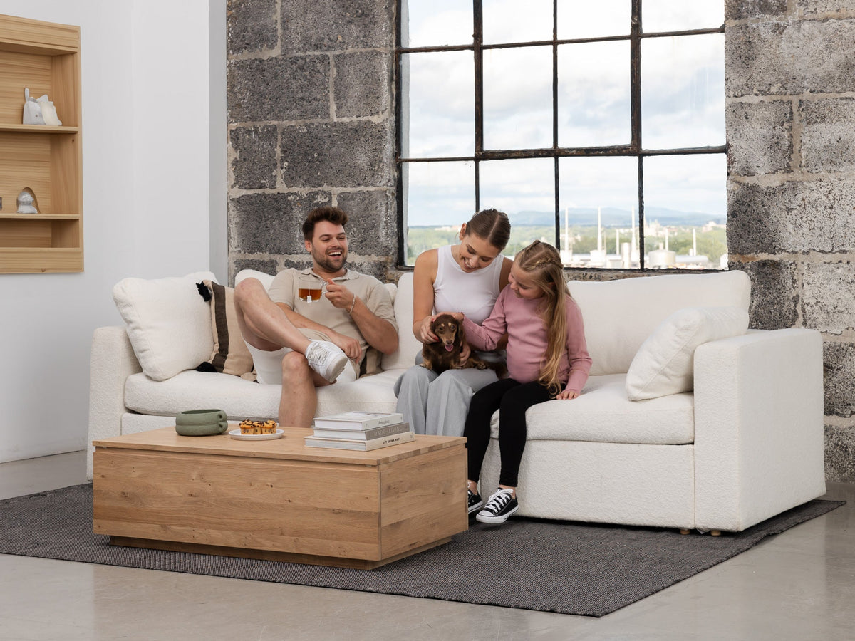 Table basse relevable Transformer en chêne scandinave – fermée, format compact, mise en situation – Meubles TOCO