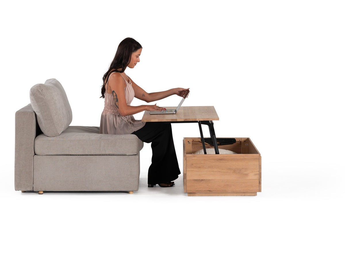 Table basse relevable Transformer en chêne scandinave – démonstration du mécanisme, sur fond blanc, mise en situation – Meubles TOCO