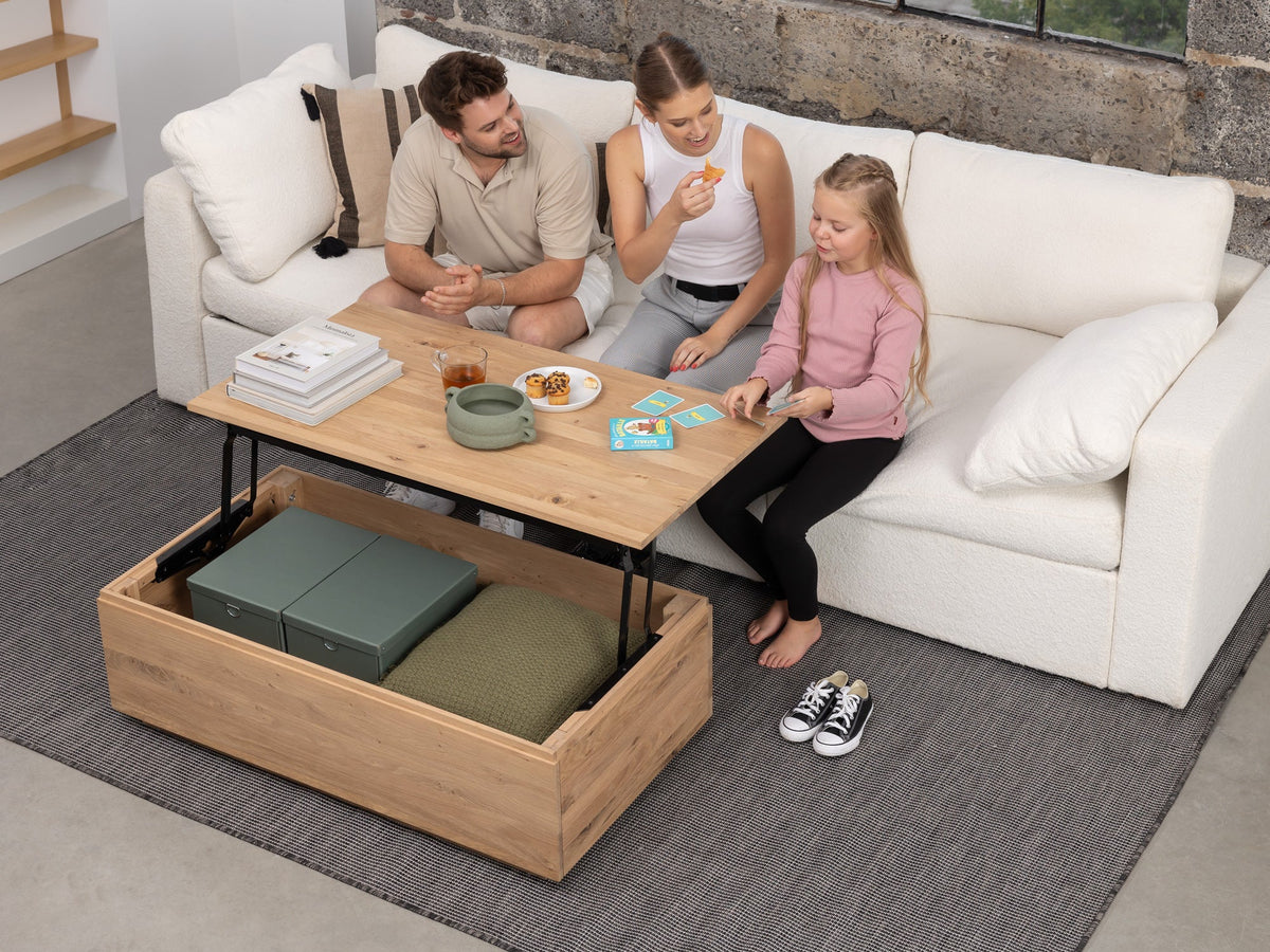 Table basse relevable Transformer en chêne scandinave – démonstration du mécanisme, rangement intégré, mise en situation – Meubles TOCO