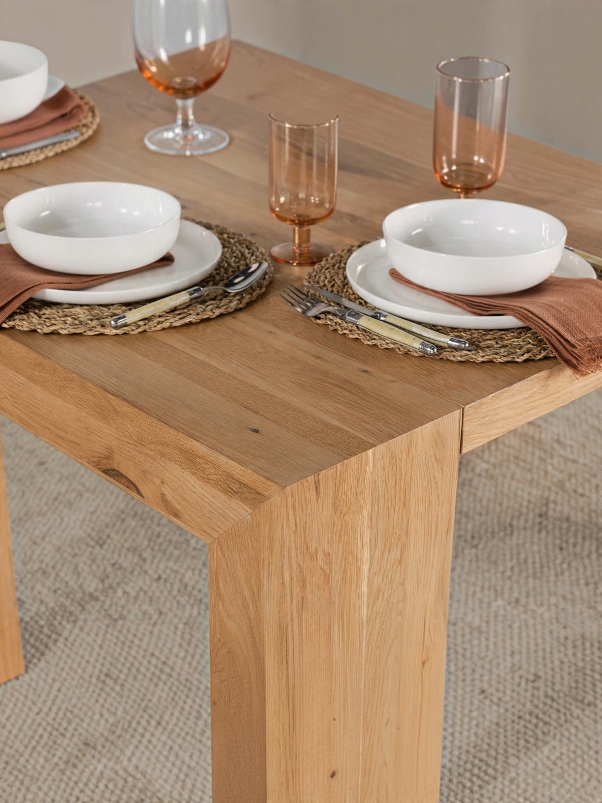 Table à manger extensible Transformer en chêne scandinave – gros plan sur le bois massif, mise en situation – Meubles TOCO
