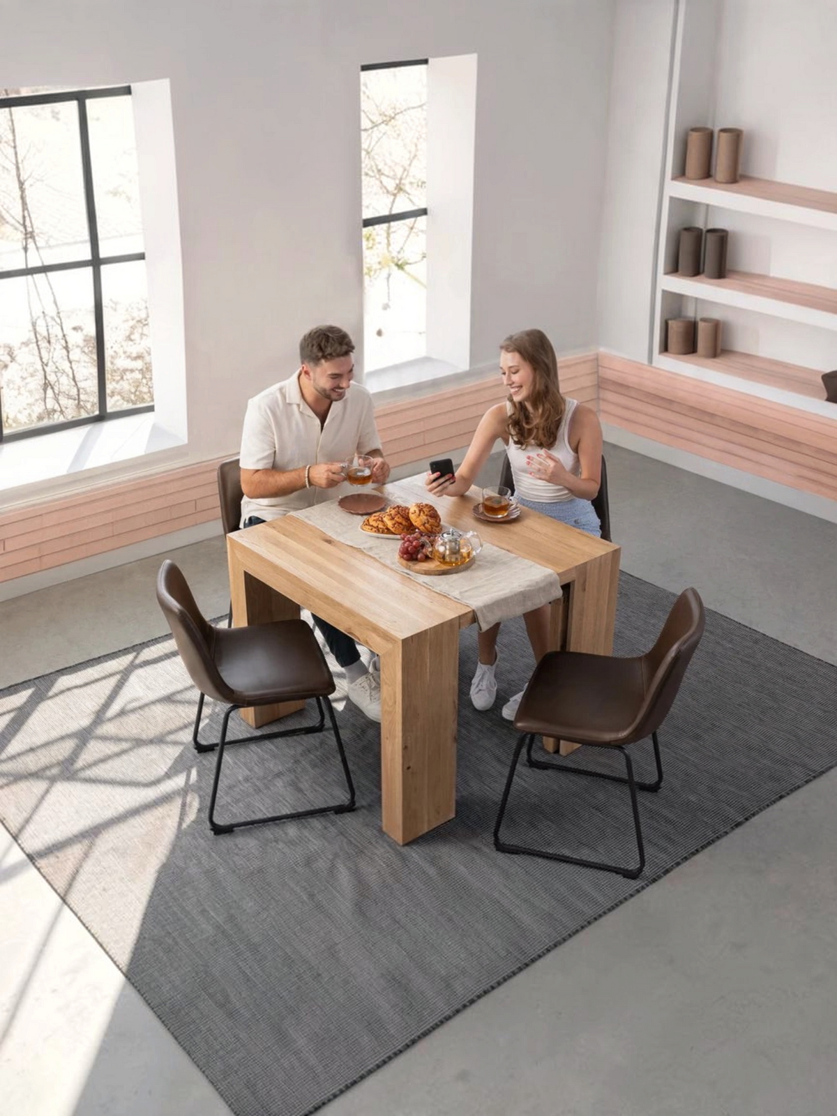 Couple attablé à une table à manger extensible en bois massif TOCO Meubles dans un intérieur lumineux et moderne.