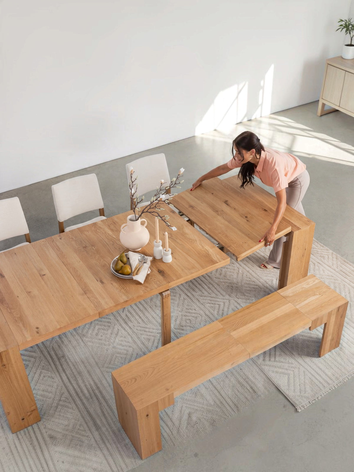 Table à manger extensible Transformer en chêne scandinave – vue de dessus, mise en situation – Meubles TOCO