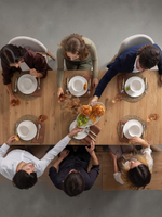 Table à manger extensible Transformer en chêne scandinave – vue de dessus, mise en situation – Meubles TOCO