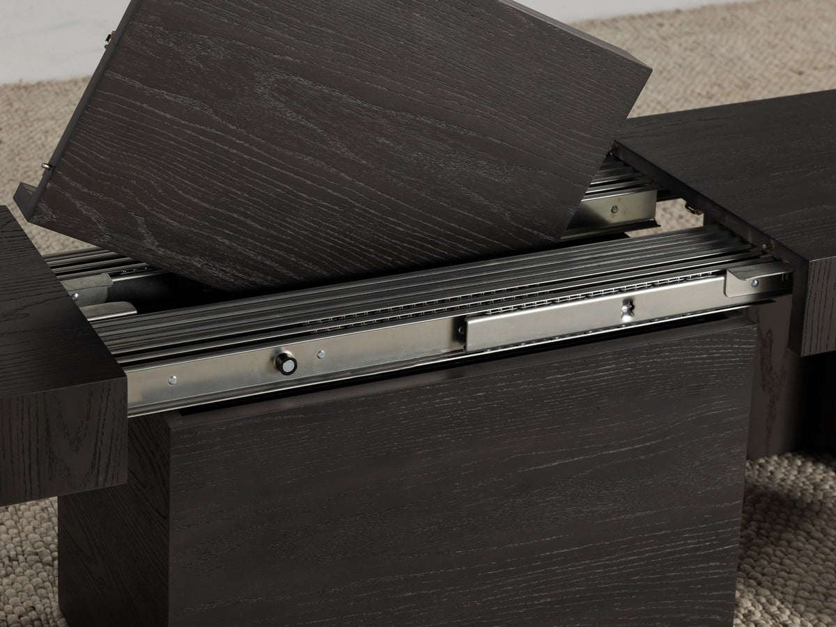 Table à manger extensible Transformer en hickory fumé – gros plan sur le bois massif, mise en situation – Meubles TOCO