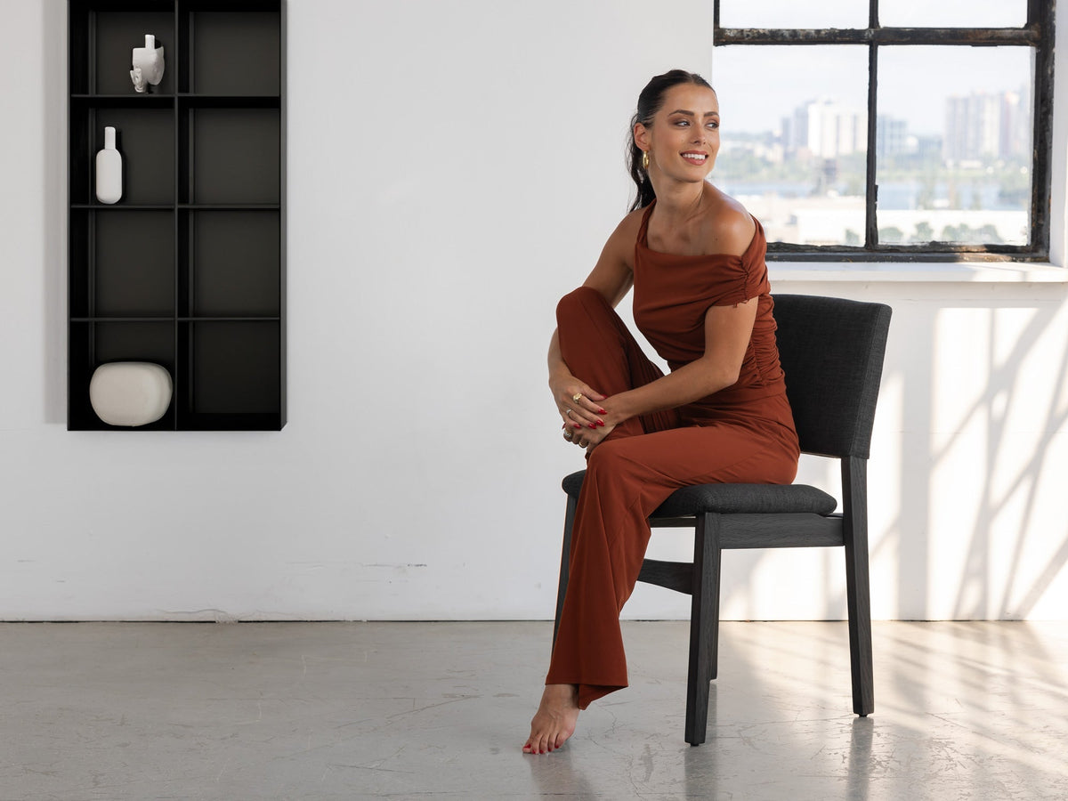 Chaise Transformer en hickory fumé – mise en situation – Meubles TOCO