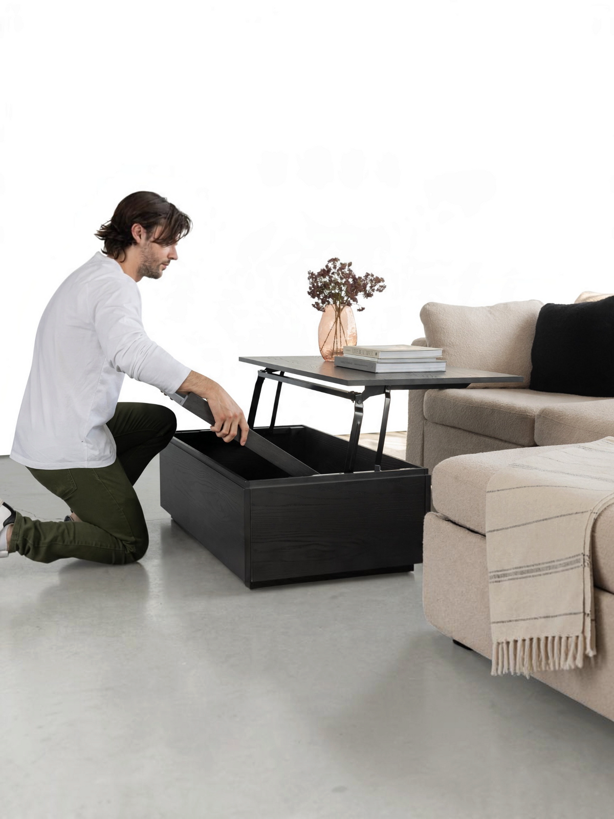 Table basse relevable Transformer en hickory fumé – démonstration du mécanisme, mise en situation – Meubles TOCO