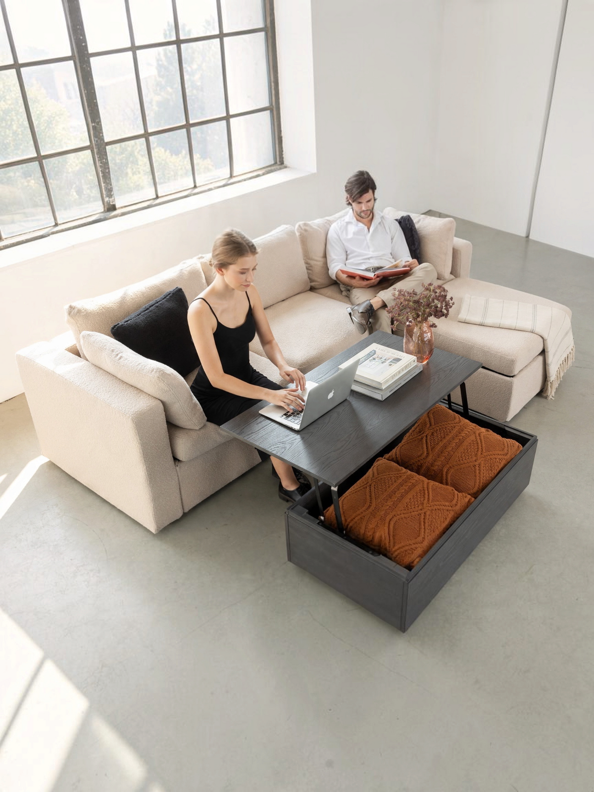 Table basse relevable Transformer en hickory fumé – démonstration du mécanisme, mise en situation – Meubles TOCO