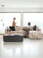 Table basse relevable Transformer en hickory fumé – mise en situation – Meubles TOCO