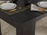 Table à manger extensible Transformer en hickory fumé – gros plan sur le bois massif, mise en situation – Meubles TOCO