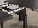 Table à manger extensible Transformer en hickory fumé – gros plan sur le bois massif, mécanisme coulissant, mise en situation – Meubles TOCO