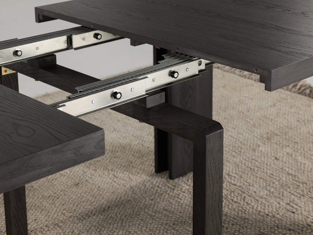 Table à manger extensible Transformer en hickory fumé – gros plan sur le bois massif, mécanisme coulissant, mise en situation – Meubles TOCO