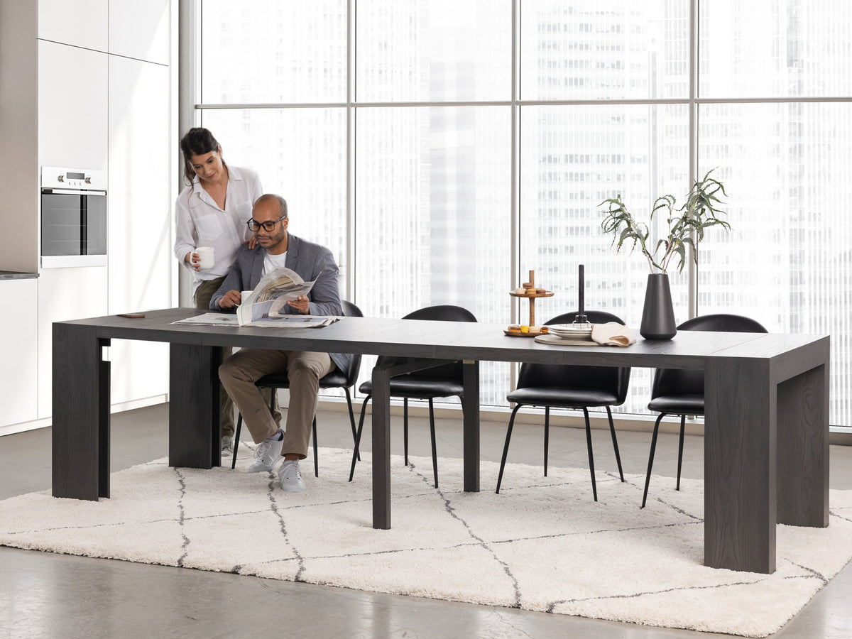 Table à manger extensible Transformer en hickory fumé – avec 4 rallonge(s), mise en situation – Meubles TOCO