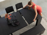 Table à manger extensible Transformer en hickory fumé – vue de dessus, mise en situation – Meubles TOCO