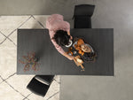 Table à manger extensible Transformer en hickory fumé – vue de dessus, mise en situation – Meubles TOCO