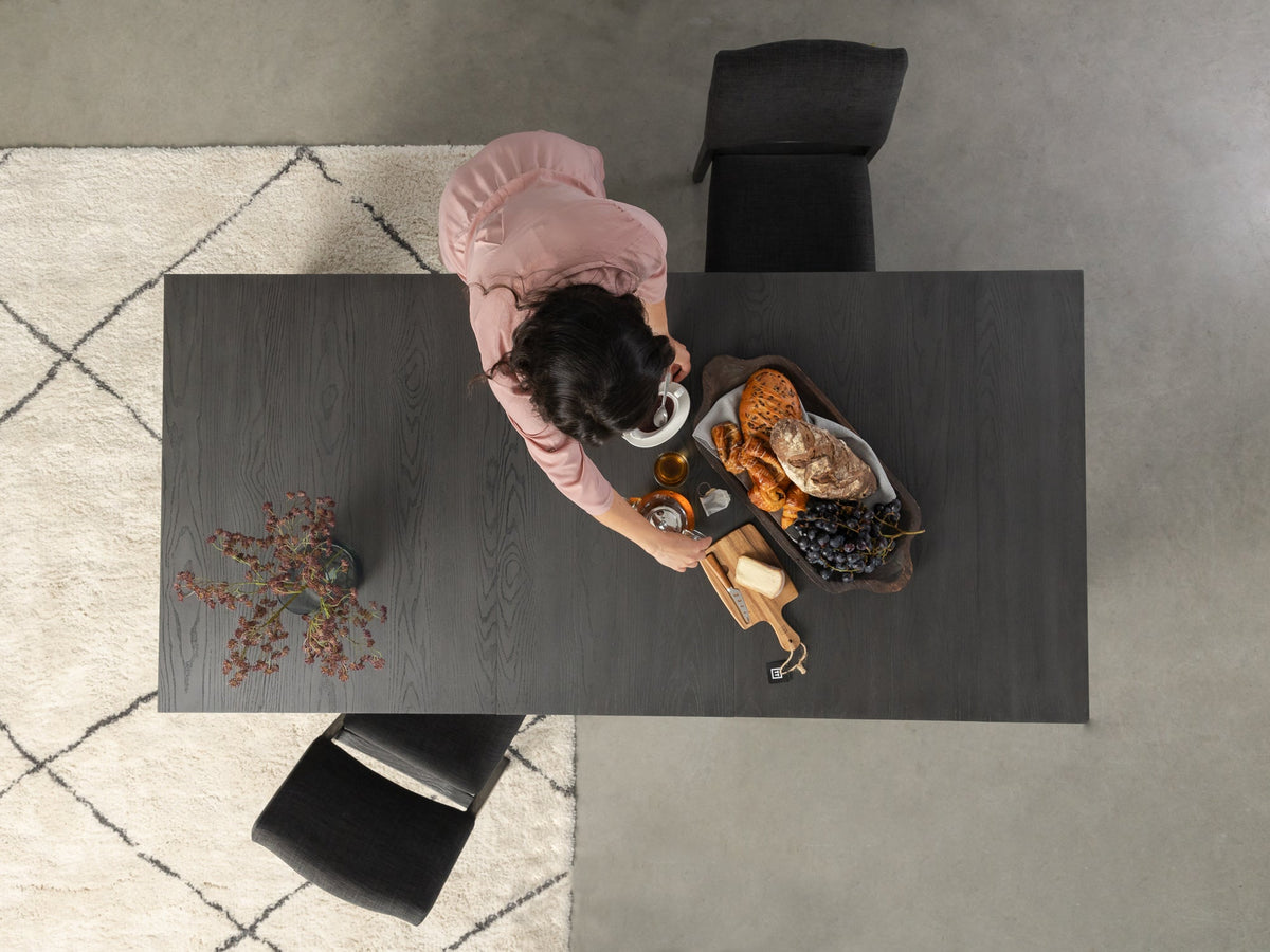 Table à manger extensible Transformer en hickory fumé – vue de dessus, mise en situation – Meubles TOCO