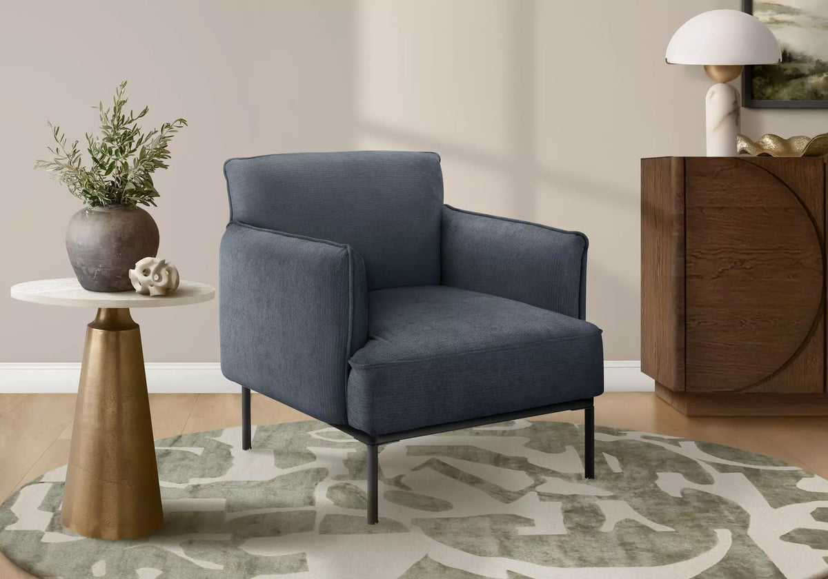 Chaise d'appoint Antoinette TOCO Meubles bleue dans un salon
