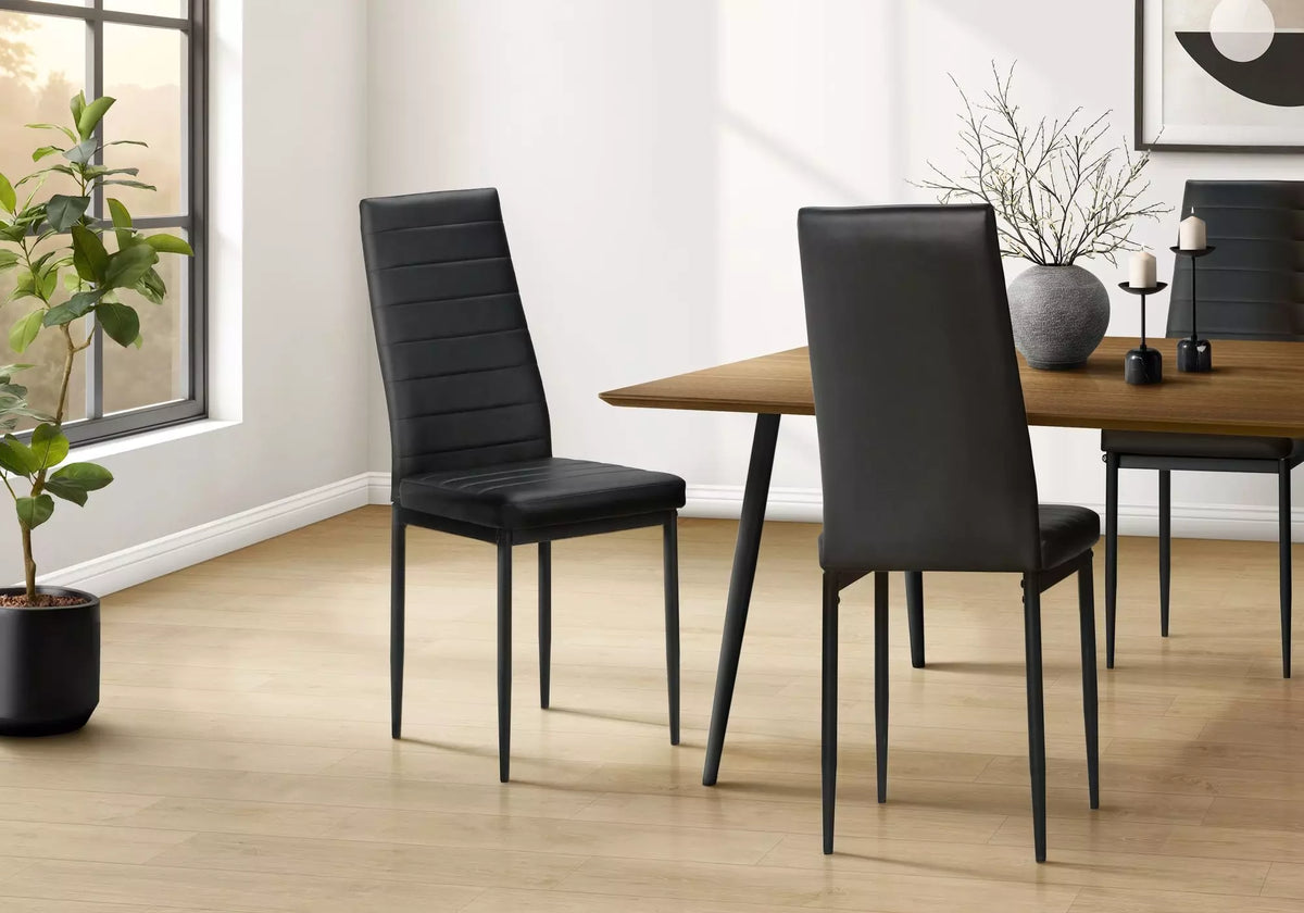 Chaise Remo noire dans une salle à manger