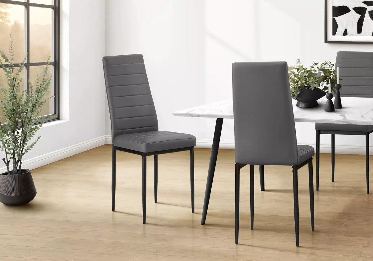 Chaise Remo gris foncé dans une salle à manger