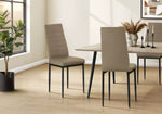 Chaise Remo taupe foncé dans une salle à manger