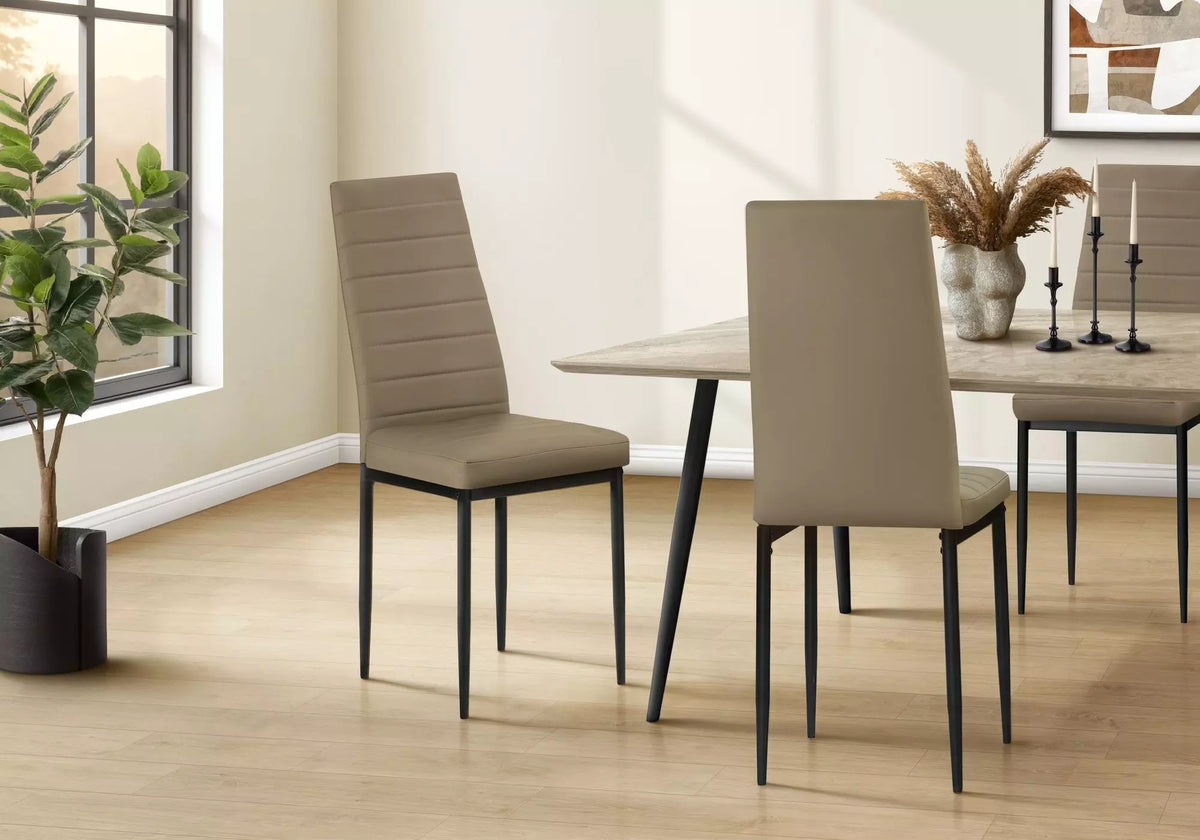 Chaise Remo taupe foncé dans une salle à manger