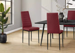 Chaise Remo rouge dans une salle à manger