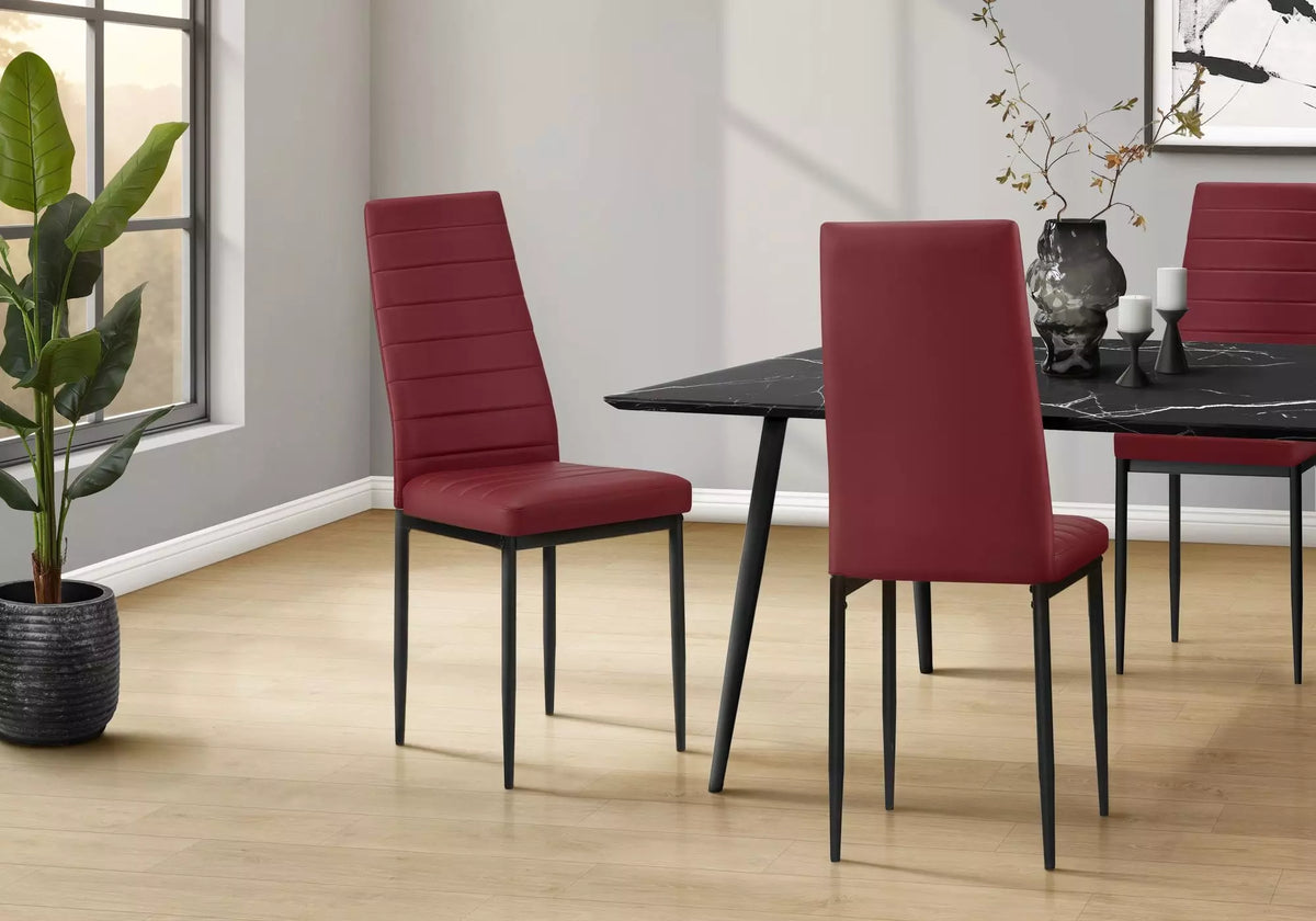 Chaise Remo rouge dans une salle à manger