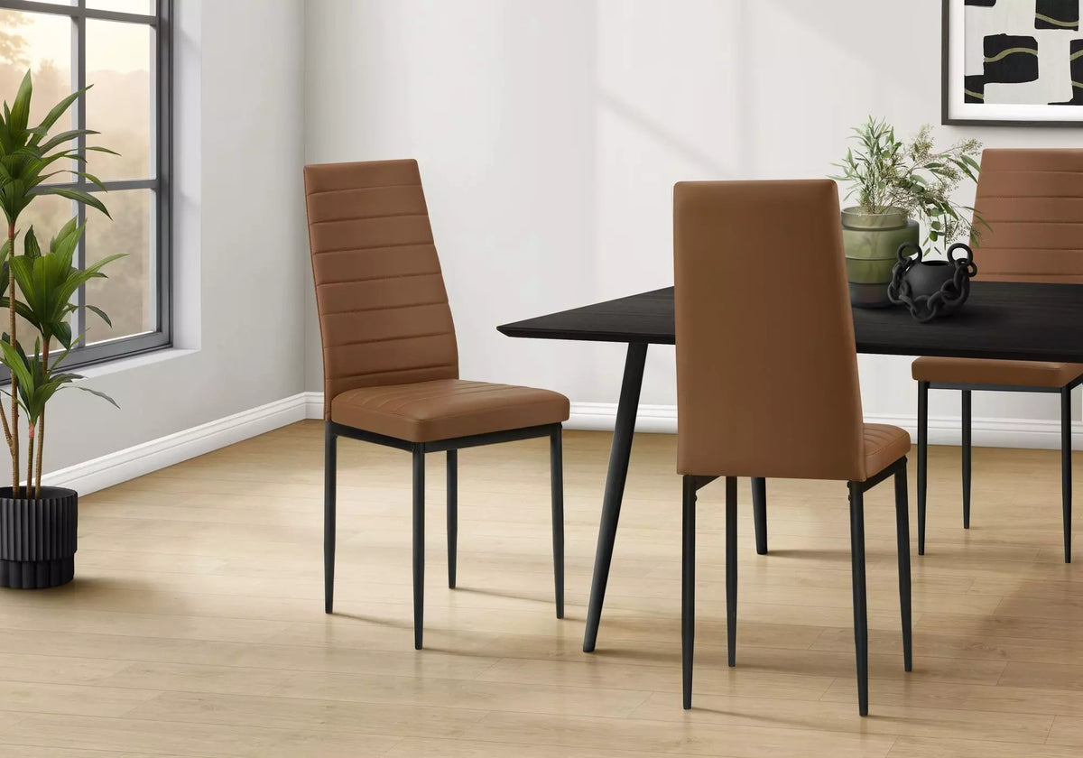 Chaise Remo cognac dans une salle à manger