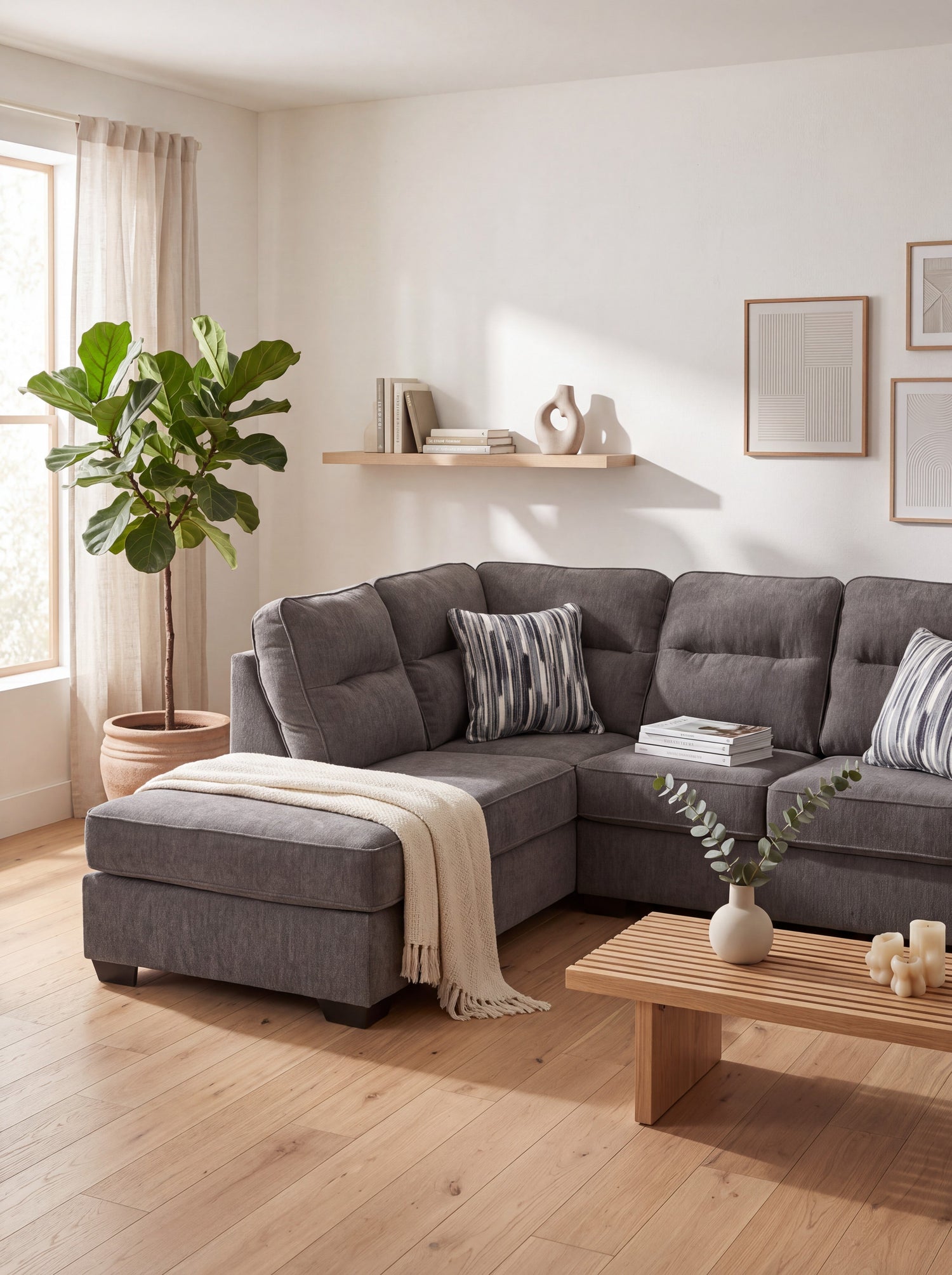 Sofa sectionnel gris TOCO Meubles avec méridienne, coussins texturés et design moderne pour salon confortable.