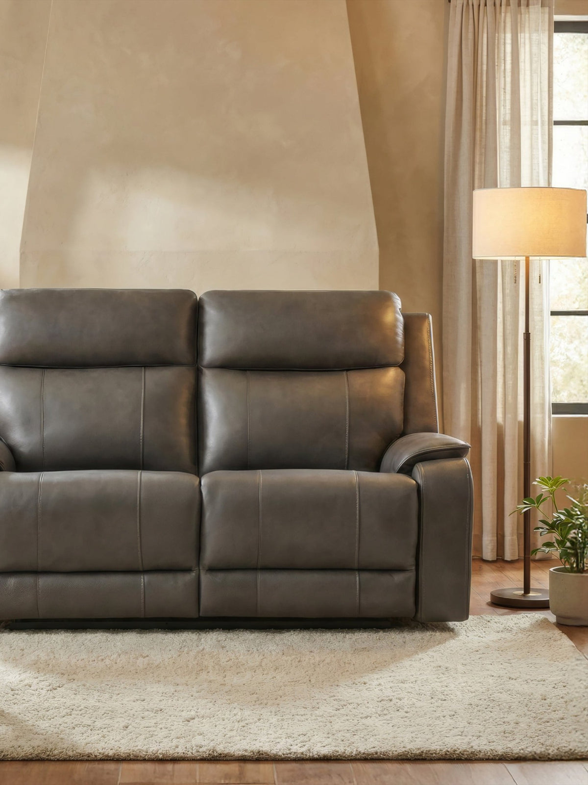 Causeuse inclinable Lewis en gris foncé – mise en situation dans un salon – Meubles TOCO