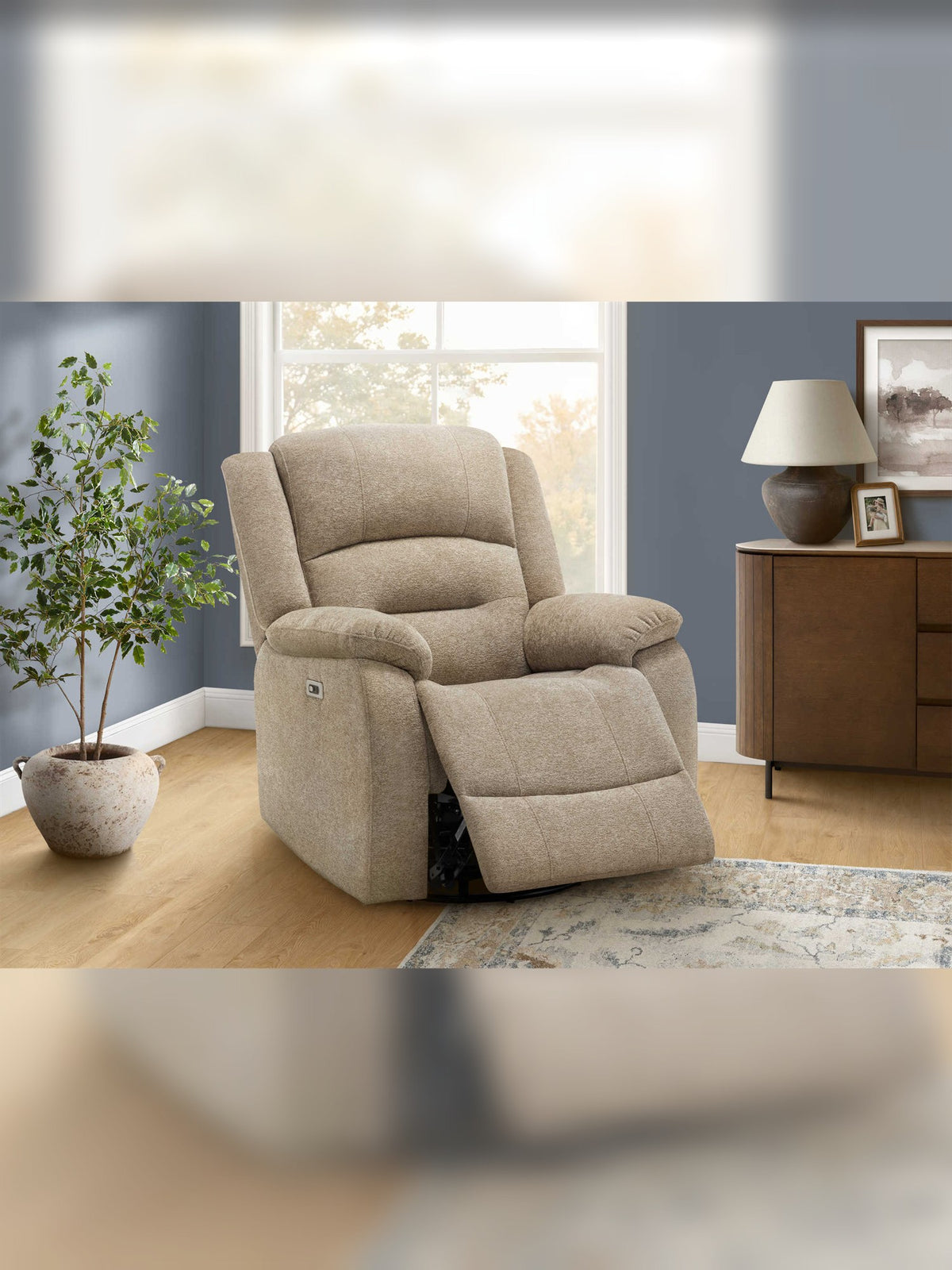 Chaise inclinable Béatrice en beige – mise en situation dans un salon – Meubles TOCO