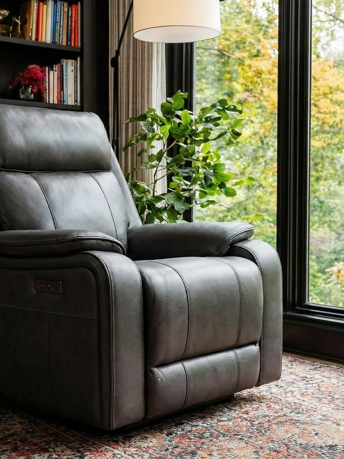 Chaise inclinable électrique Lewis en gris foncé – mise en situation dans un salon – Meubles TOCO