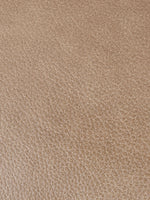 Chaise inclinable électrique Lewis en taupe – gros plan sur le revêtement – Meubles TOCO