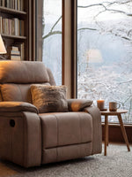 Chaise inclinable Lewis pivotante et berçante en taupe – mise en situation dans un salon – Meubles TOCO