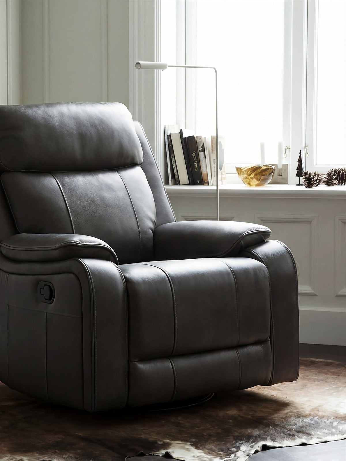 Chaise inclinable Lewis pivotante et berçante en gris foncé – mise en situation dans un salon – Meubles TOCO