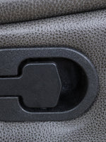 Chaise inclinable Lewis pivotante et berçante en gris foncé – détail de la finition – Meubles TOCO