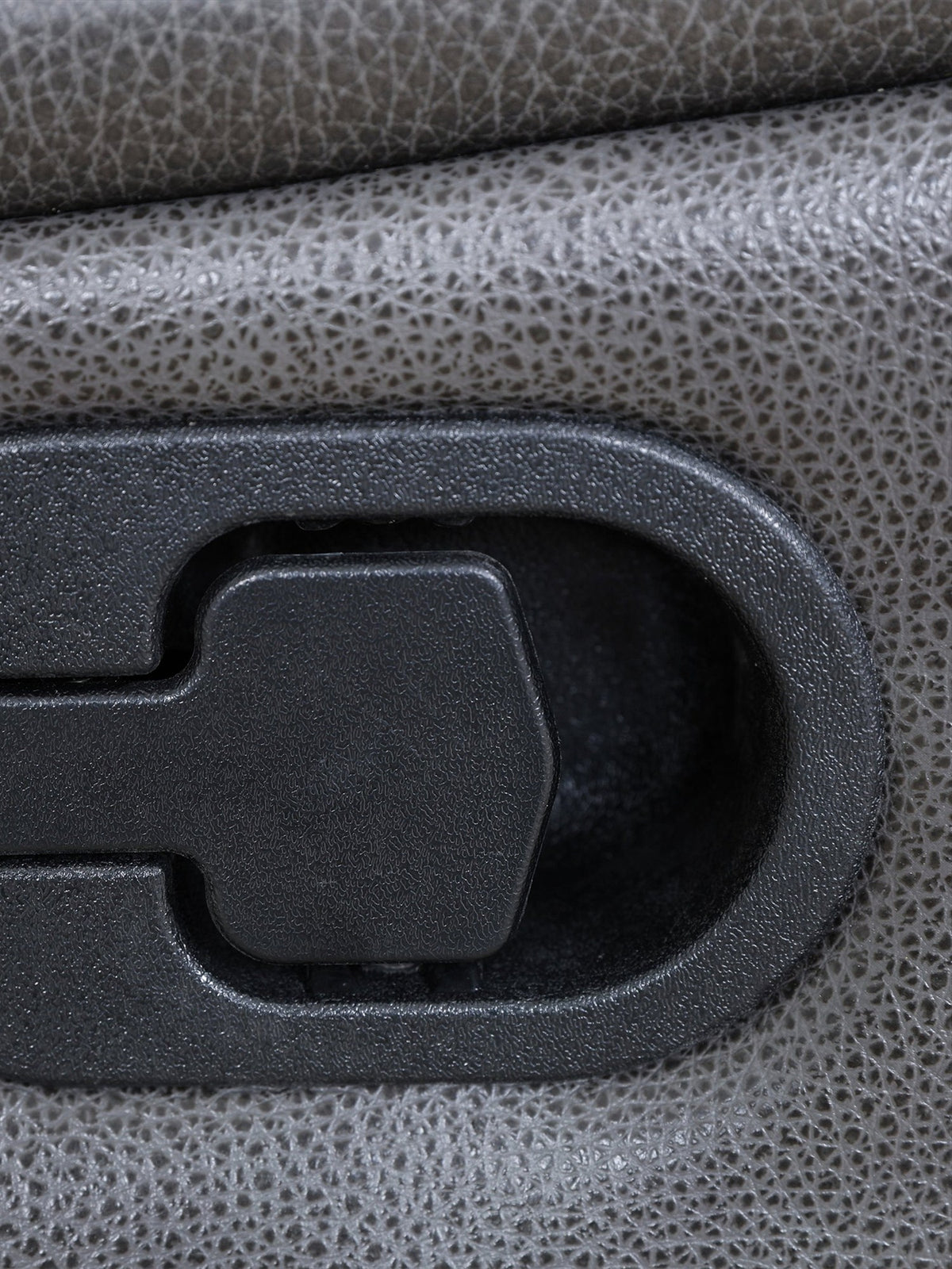 Chaise inclinable Lewis pivotante et berçante en gris foncé – détail de la finition – Meubles TOCO