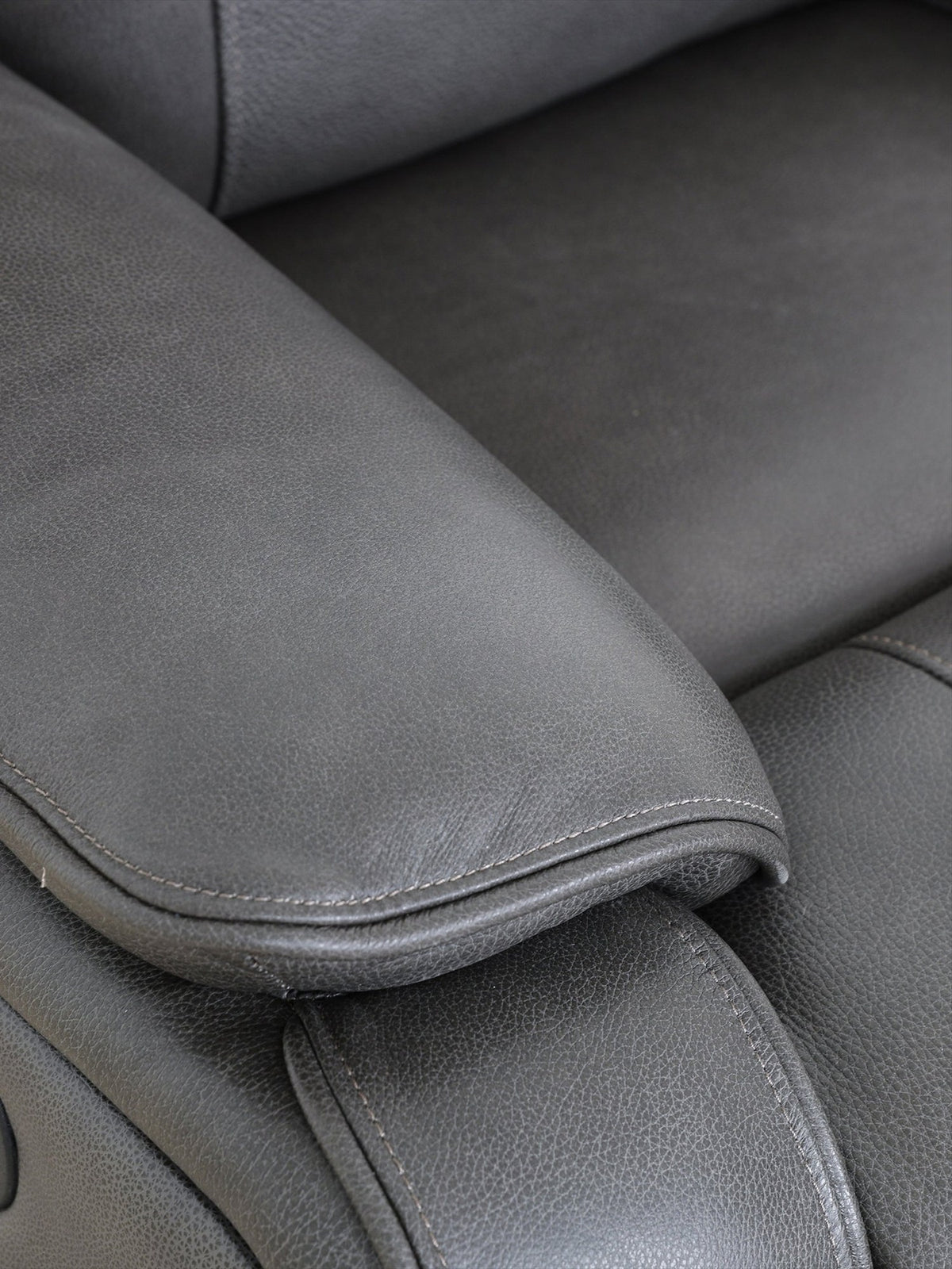 Chaise inclinable Lewis pivotante et berçante en gris foncé – détail de la finition – Meubles TOCO