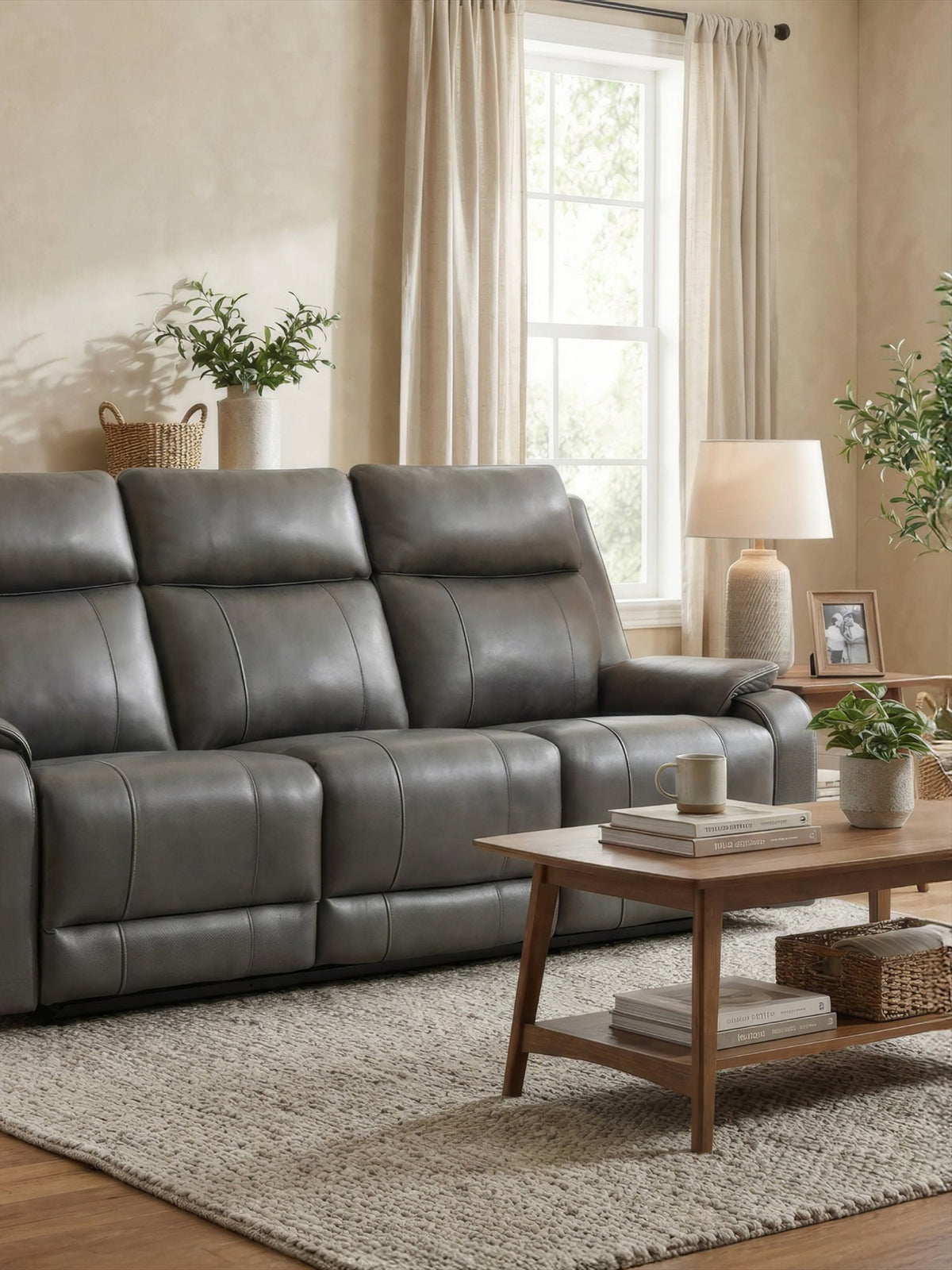 Sofa inclinable Lewis en gris foncé – mise en situation dans un salon – Meubles TOCO