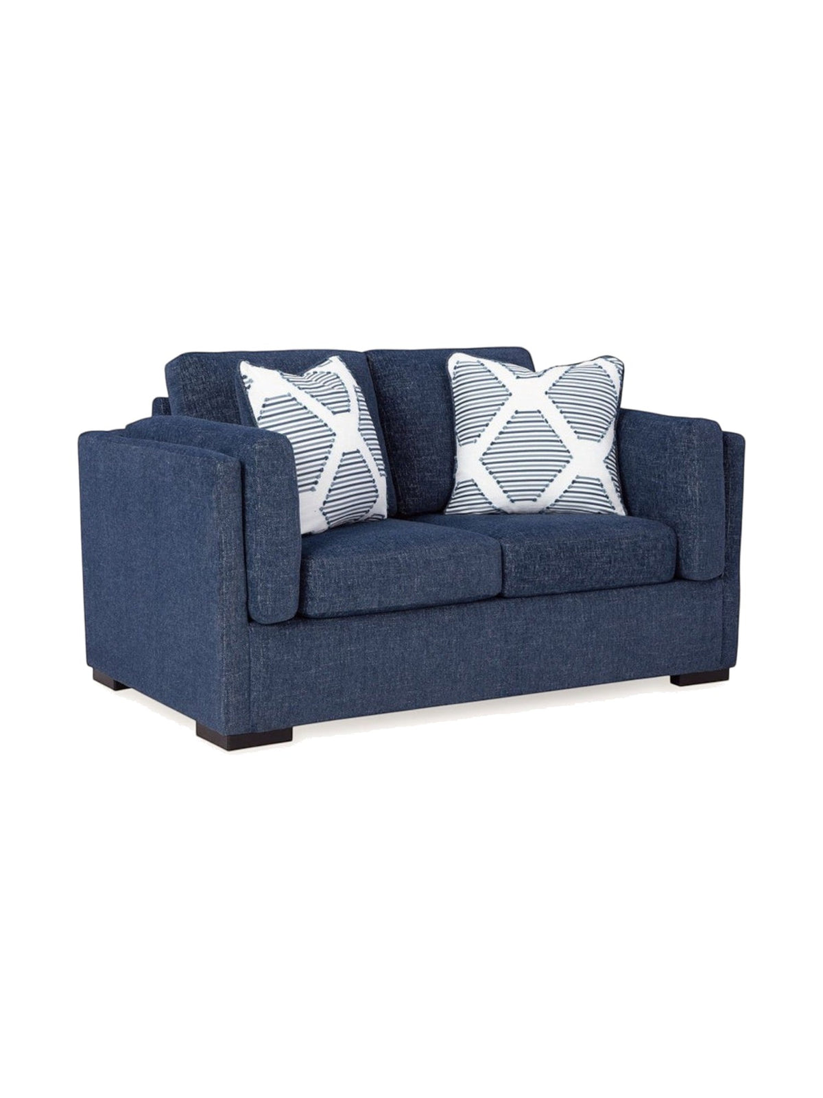 Causeuse TOCO Meubles Evan en tissu bleu marine avec deux coussins décoratifs à motifs géométriques blancs