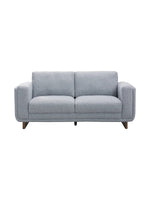 Causeuse Simone TOCO Meubles en tissu gris clair avec accoudoirs larges et pieds en bois foncé